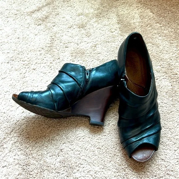 Naya Genesis Women's Black Leather Peep Toe Wedge Bootie