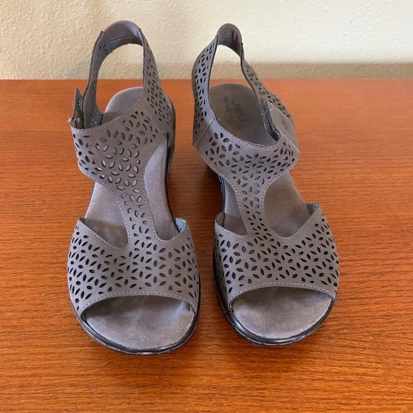 JBU Chloe Wedge Cushioned Sandals Gray Vegan Leather Laser Cut Floral Size 8‎