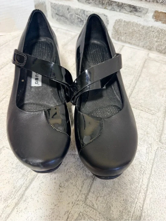Tsubo Black Patent-Trim Mary Jane wedge shoes 6.5