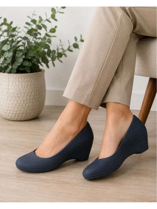 Crocs Dual Comfort Navy Blue Wedge Pumps Women’s Size 7 Work Career Shoes