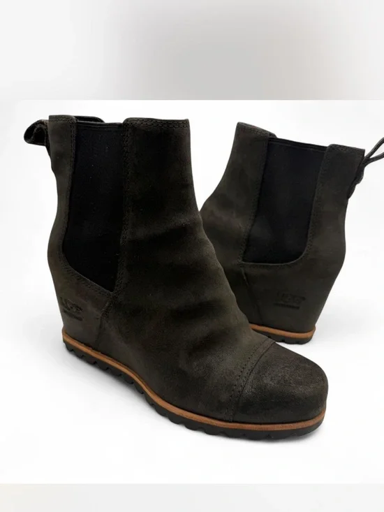 UGG Women's Pax Waterproof wedge Bootie
