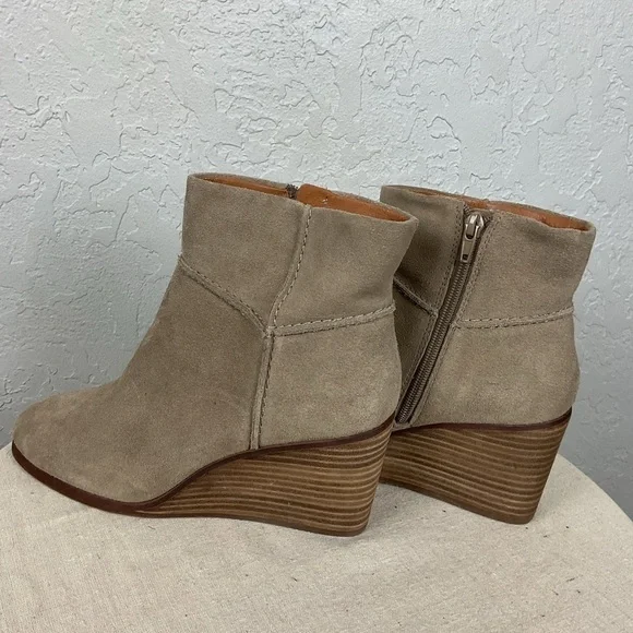 Women’s Luck Brand Zollini Split Suede Wedge Heel Ankle Boot Dune Color Size 7.5