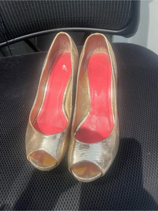 Lilly Pulitzer Gold Peep-Toe Heels with Red Insole