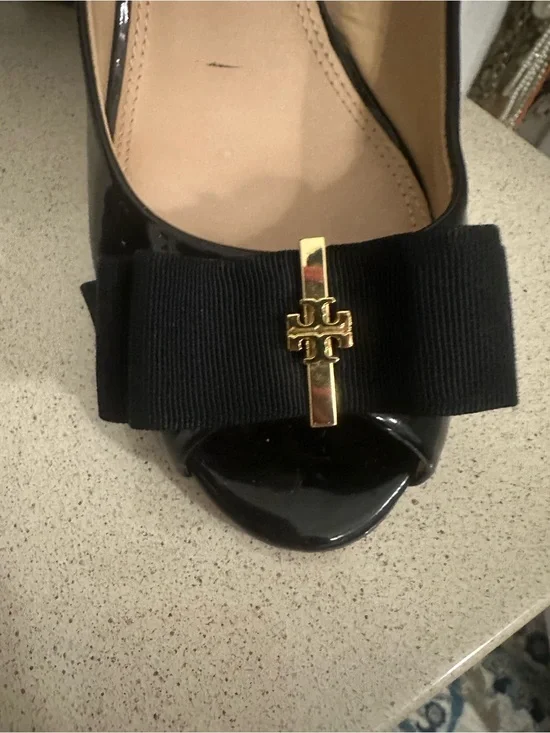 Tory Burch Black Patent Leather Bow Peep-Toe Pumps – Size 9.5