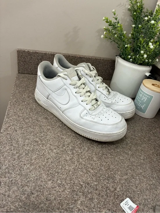 Nike Men’s White Leather Low-Top Sneakers