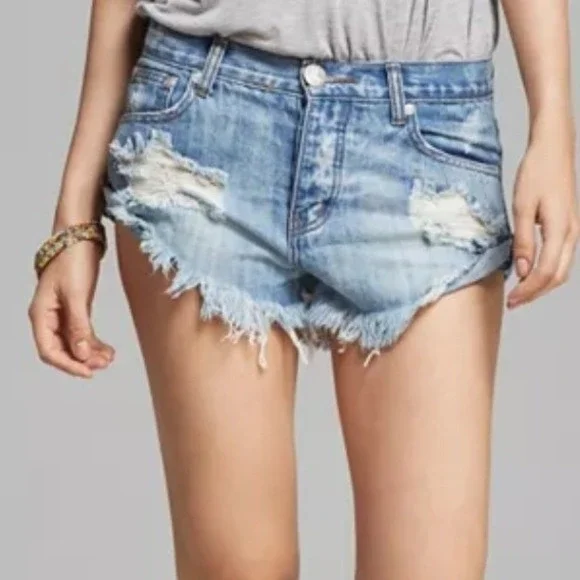 One Teaspoon Bandits Denim Shorts Light Wash Distressed Twisted Cuff Size 29