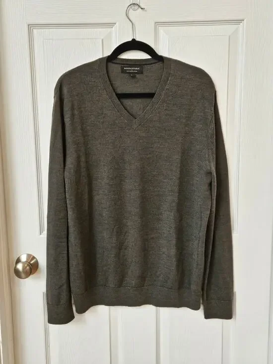 Banana Republic Men’s Large 100% Merino Wool V-Neck Sweater Olive Green