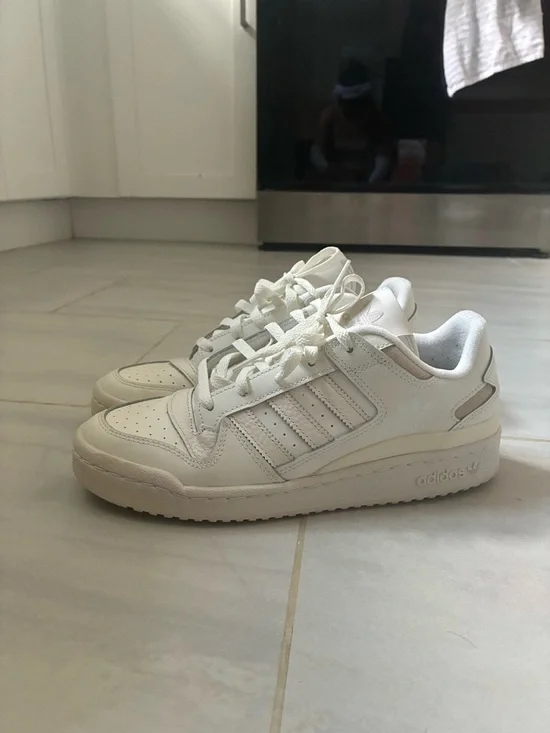 adidas forum low CL Men’s shoe (size 8.5)