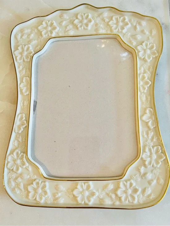 Mikasa Fine China Floral Garden Picture Frame with 24K Gold Trim 4x6