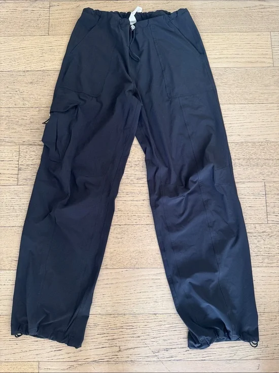 ALO Yoga Black Low Rise Megastar Cargo Pants, size XXS