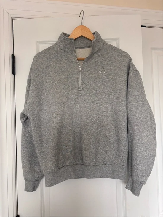 ALO Yoga Accolade 1/4 Zip Pullover Athletic Heather Grey Quarter Zip Sweatshirt