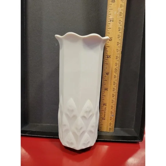 Fine Porcelain Vase Made In Mexico White Embossed Diamond Floral Pattern 6‎ Inch
