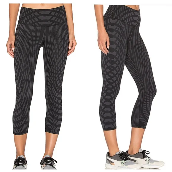 Alo Yoga Airbrush high waisted Capri Legging in black arches print size S