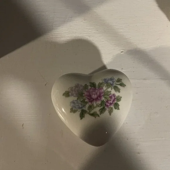Porcelain Heart Shaped Trinket Box Floral‎ Purple Lilac & Blue Flowers