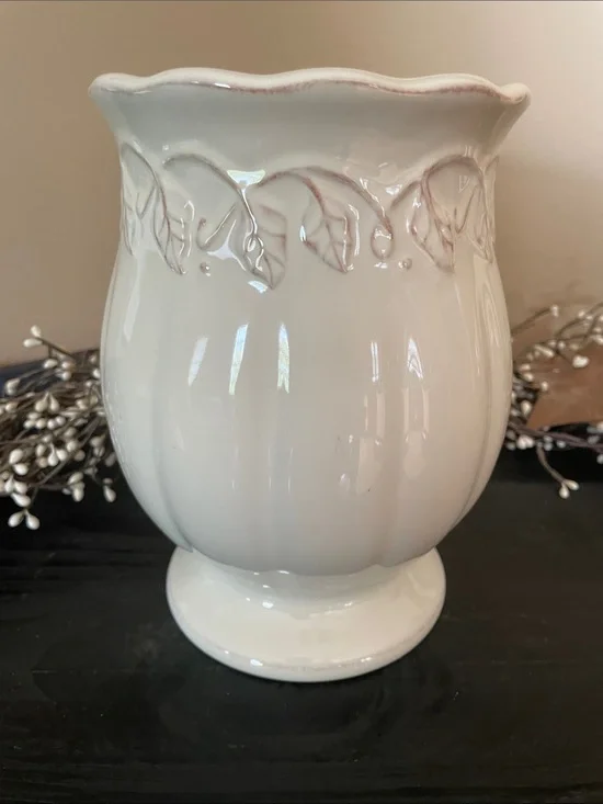 NEW!! Vintage Large Longaberger Off-White Ceramic Embossed Leaf-Trim Vase 9” Tal