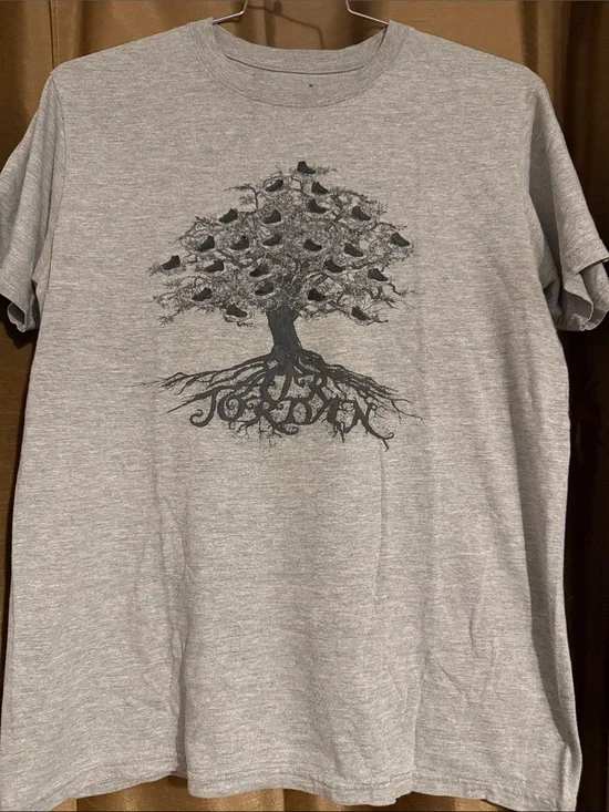 JORDAN Men's Gray Graphic Tree Short Sleeve Tee stitch, shoes on shirt