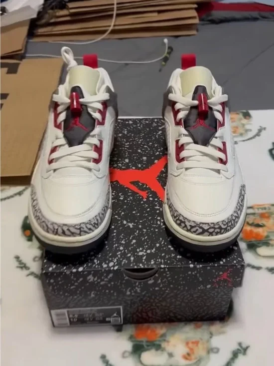 Jordan Spizike low White and Red Retro Sneakers