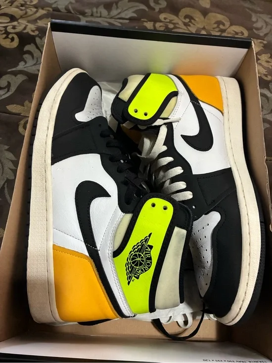 Air Jordan 1 Retro High-Top Men’s Sneakers in White, Black & Yellow