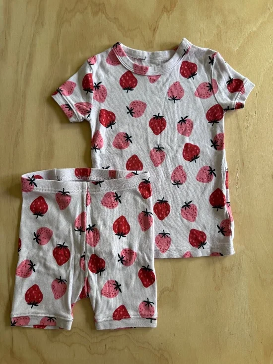 Gap strawberry print shortie pajamas • size 4 little kid • organic cotton
