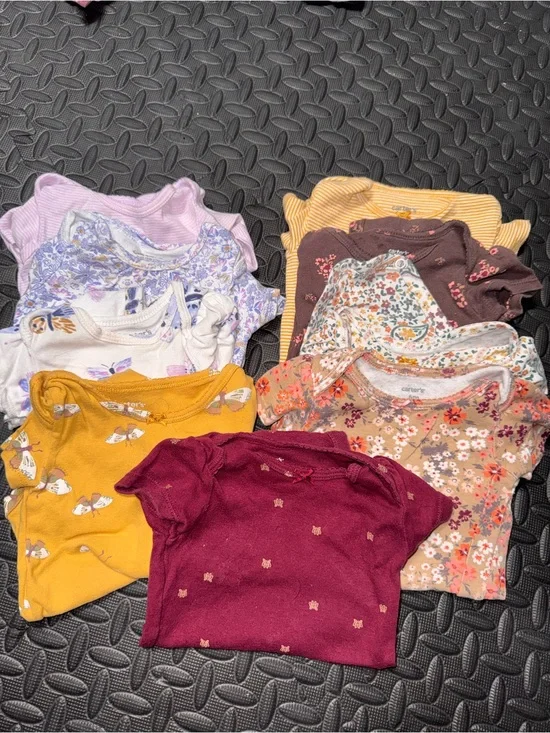 Carter's baby Girls Short Sleeve onesies - 9 Assorted pieces  - 6 months USED