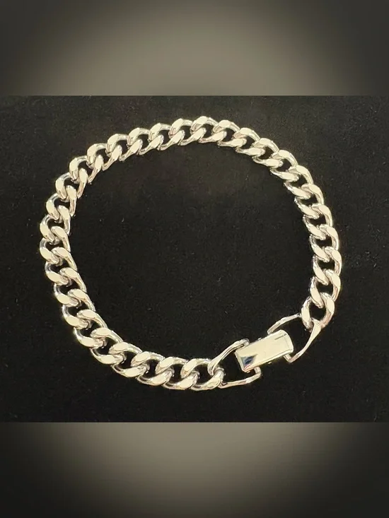 NOS Vintage Avon Classic Style Wrist Chain Silvertone Medium 1979