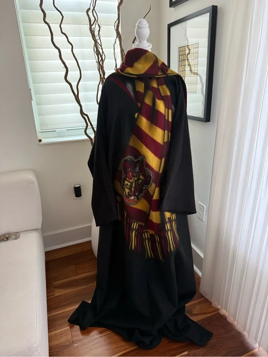Harry Potter Gryffindor Snuggie Sleeved Blanket robe crest