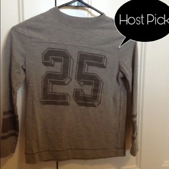 Old Navy boys size small 6/7 long sleeved t
