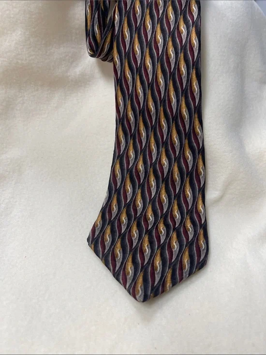 Oscar de la Renta Silk Tie in Burgundy, black & Gold Wave Pattern