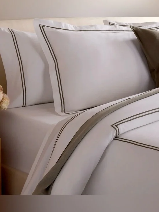 NWT Quince Organic Crisp Percale Duvet Cover Set, King/Cal (Dusty Olive/White)