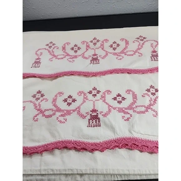 PAIR OF VINTAGE WHITE‎ PILLOWCASES WITH PINK DESIGN HAND EMBROIDERY CROSS STITCH