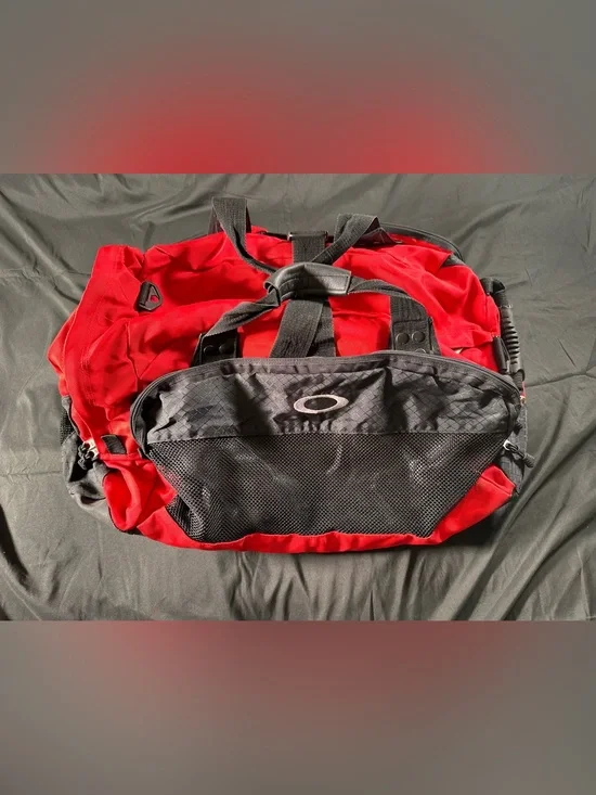 Oakley Icon 2.0 Large Red Black Retro Duffle Bag Gym Travel Y2K Gorpcore Vintage