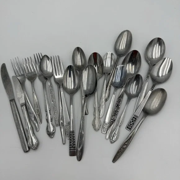 Reed & Barton Tubor Lily Stainless Steel Silver Flatware 17 Mixed Place Setting