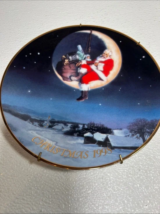 Limited Edition Christmas 1998 Decorative Holiday Plate - Santa Moon Scene