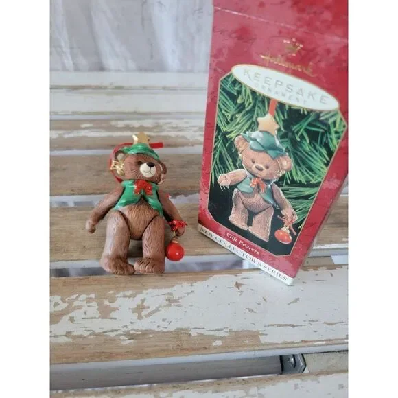 Hallmark gift bearers bear ornament 1999‎ first Xmas tree