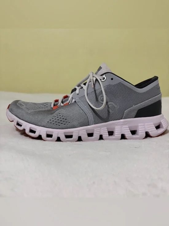On Running Women’s Cloud Running Shoe in Light Gray with Pink Accents Sz 8.5