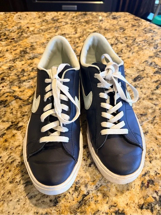 Nike Men’s Black Sneakers with White Swoosh and Laces size 8