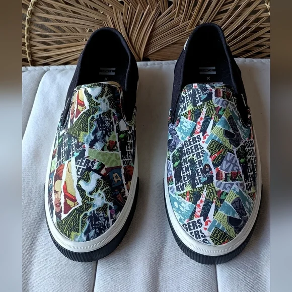 Toms Marvel Mens Black and Colorful Graphic Sneakers_12