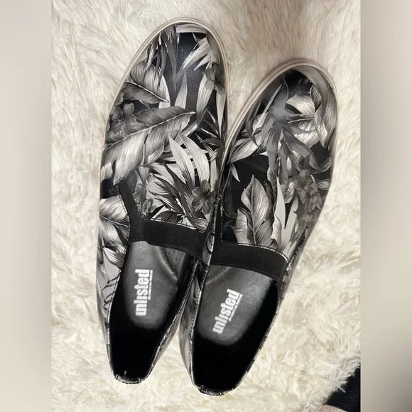 Men’s unlisted belton‎ slip on shoes tropical print size 12m