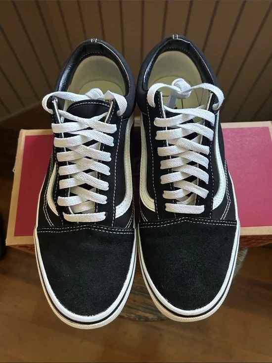 Vans Old Skool Men Size 10.5 or women 12 Black/White Suede And Canvas Low top