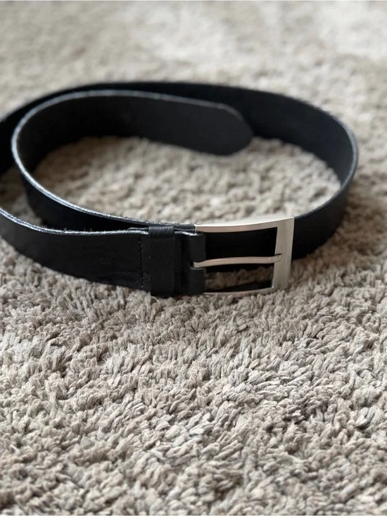 Classic Black Leather Belt Silver Buckle Minimalist Casual Neutral US Medium
