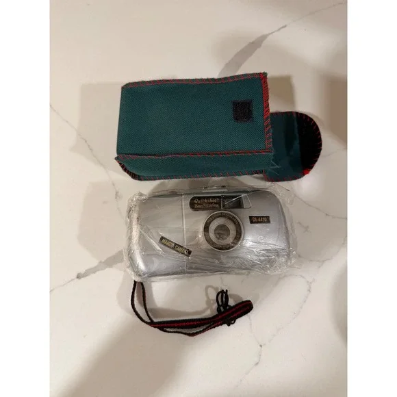 Quickshot 35mm‎ Focus Free Film Camera Silver DI-4410 Point and Shoot with Case