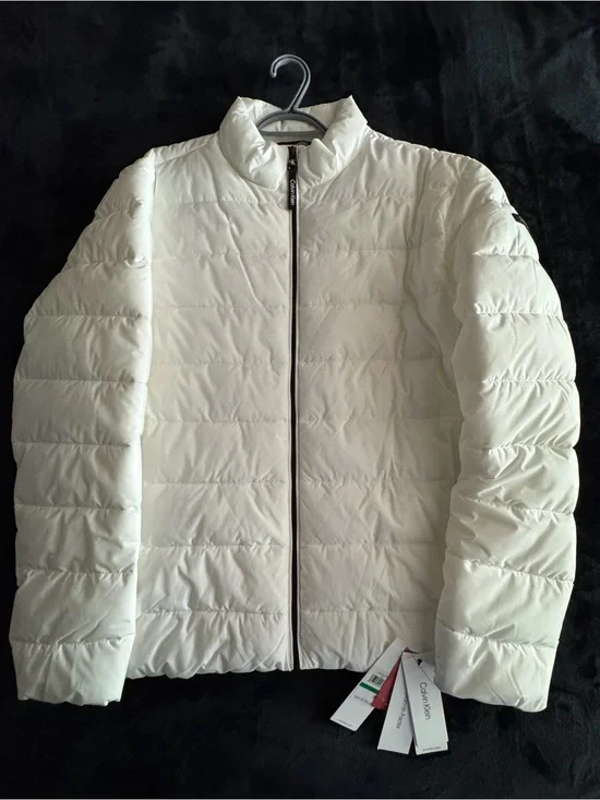 Size L white puffer zip up