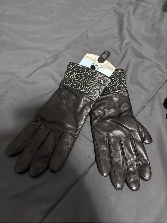 Wilsons Leather Black Leather Gloves with Embroidered Cuff Detail