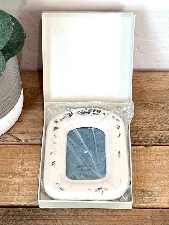 Beautiful Vintage Hallmark Ceramic Oval Berry Vine Picture Frame NIB