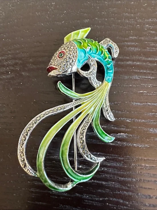 Decorative Green Enamel Fish Brooch - Elegant Pet Fish Accent