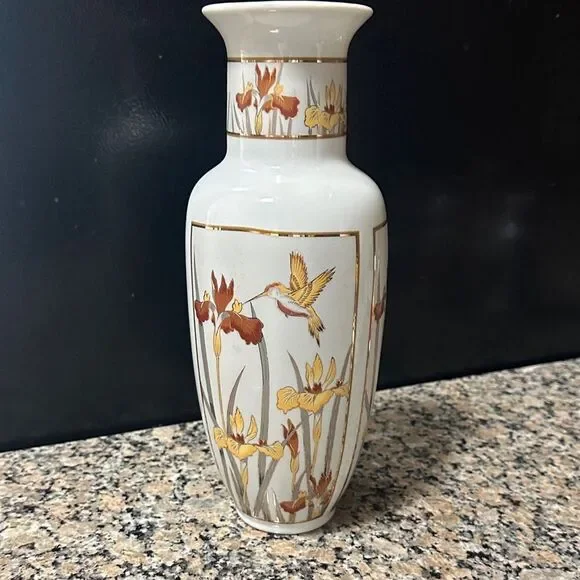Beautiful Vintage Chokin Art 1987 White Vase in Hummingbird & Flowers Japan