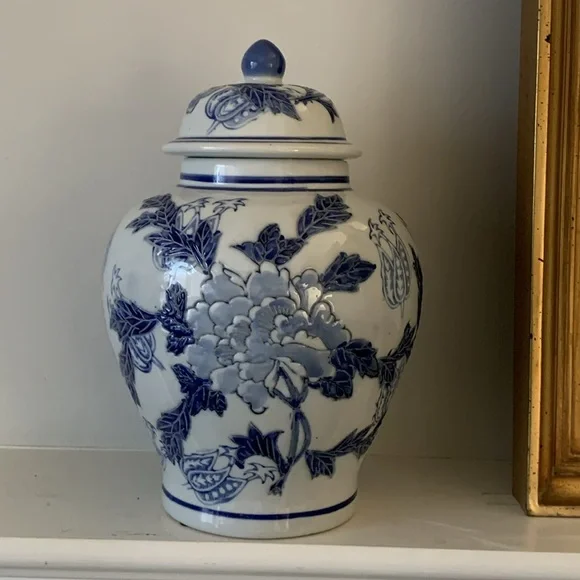 Chinoiserie blue white ginger jar vase with lid New tradition ceramic home decor