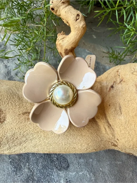 New🌟Anthropologie-Bloom Flower Claw Clip-Tan- Pearl