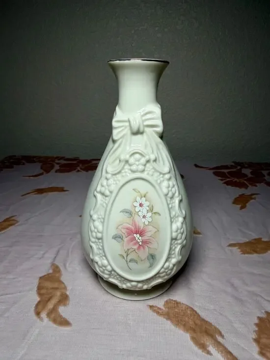 Vintage Royal Heritage Cameo Ribbon Vase Floral Porcelain Taiwan 6in Cottagecore