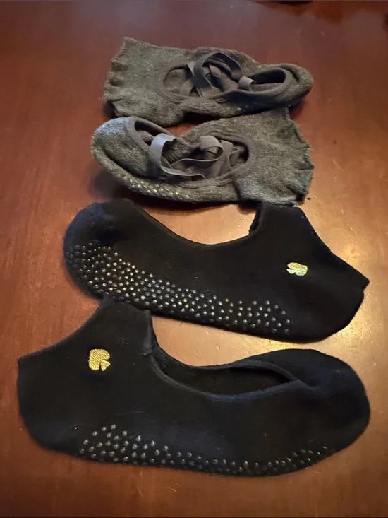 Two pair Non-Slip Barre Socks - Black and Gray Kate spade and Toe Sox